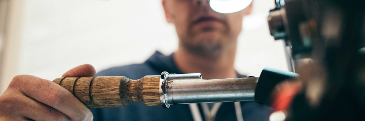 Ilustrasi antarmuka platform olahraga digital dengan grafik dan statistik